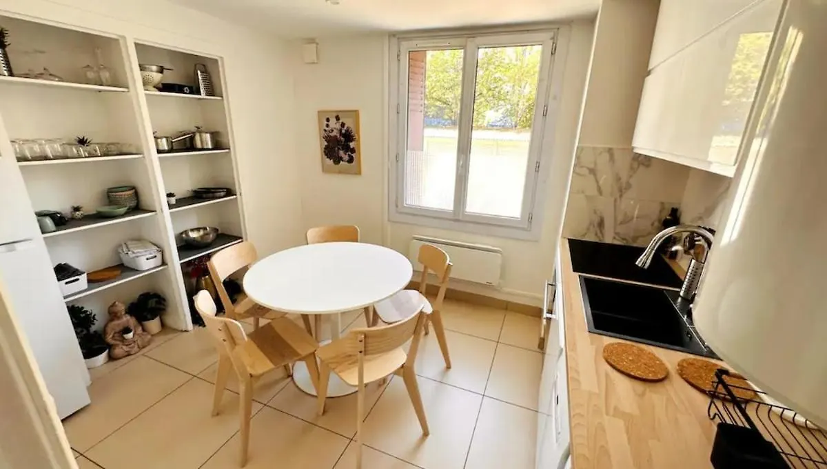 Cosy Appartement 3 Chambres & Parking Prive Lyon 0*,  France